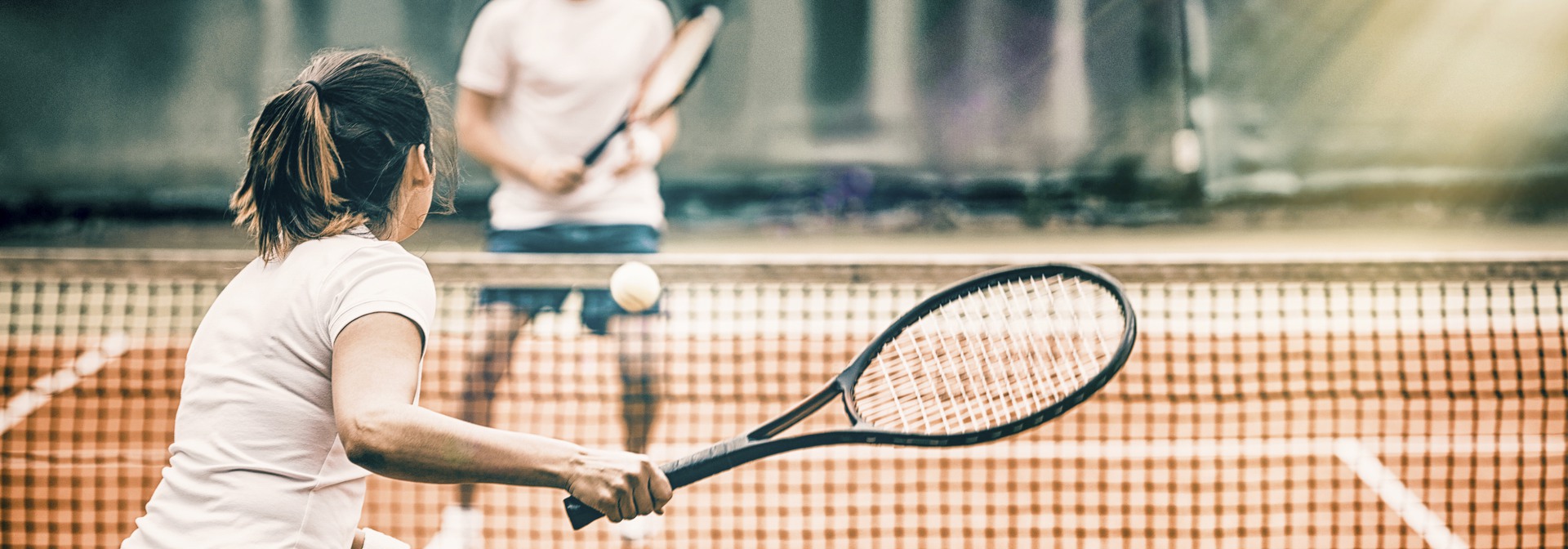 Do you often play tennis. Теннисист отбивает мяч. Теннис со спины. Теннисистка фотосессия. Теннисистка фото со спины.