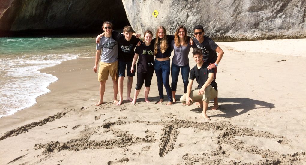 2_New_Zealand_Luca_Frederik_Francesca_Claire_Anna_Alexandre_Fabiano_Cathedral_Cove.jpg